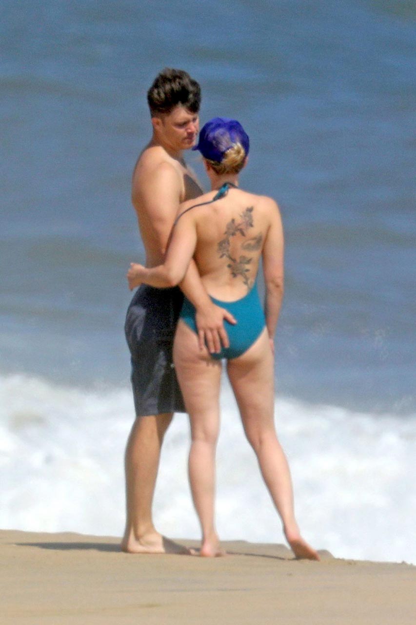 Scarlett Johansson Bikini Pics With Colin Jost Scandal