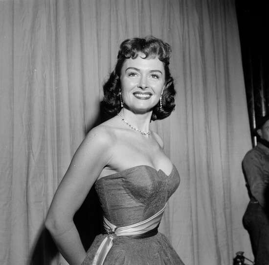 Donna Reed Poses During An Awards Ceremony Photo 7392970101204