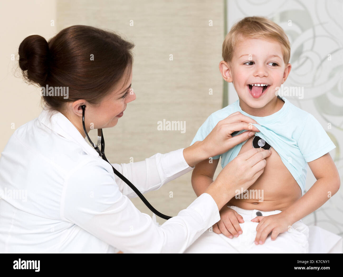 Download Free Doctor Examines A Sweet Young Patient
