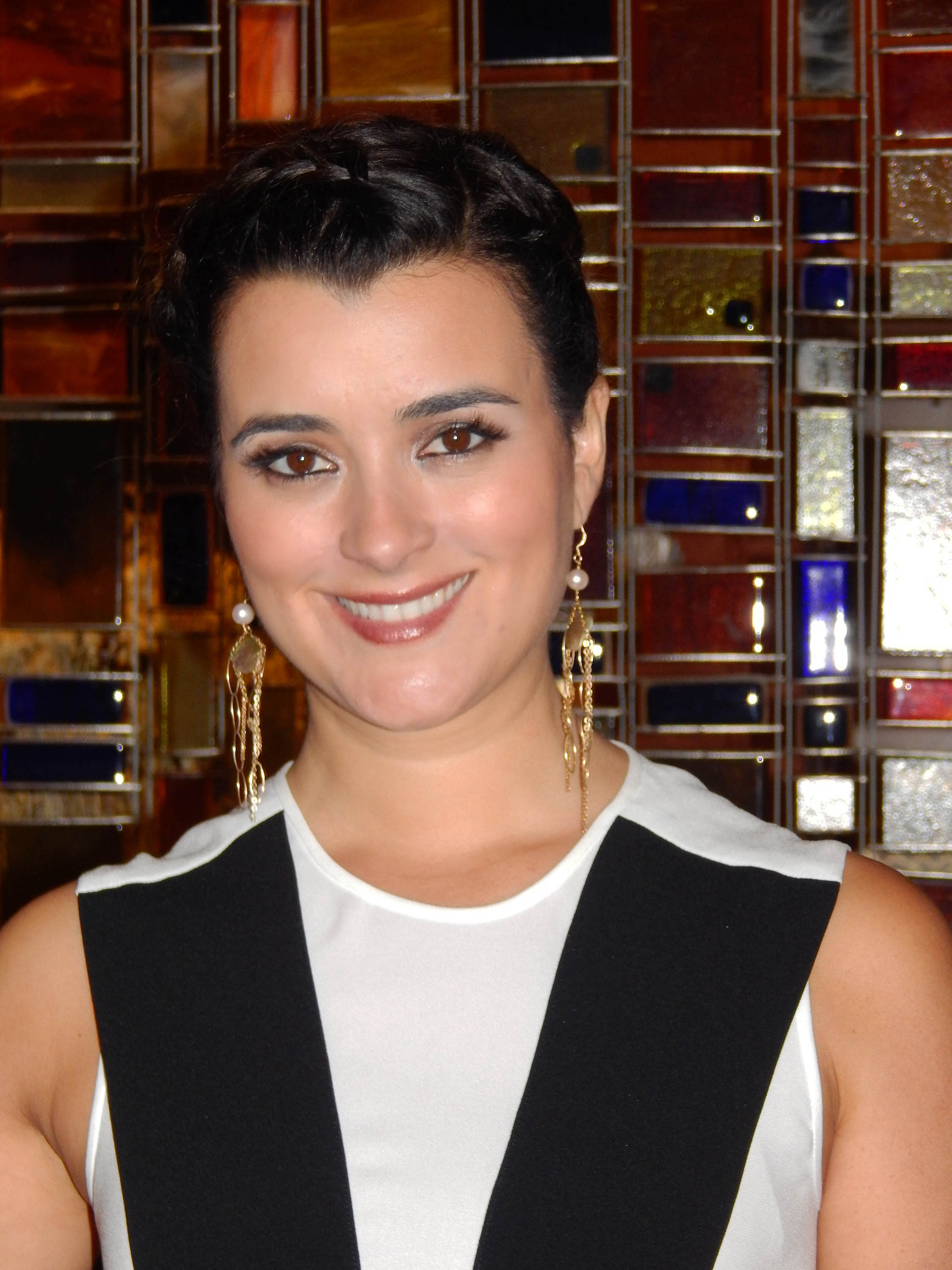 Exclusive Cote De Pablo Sings And Shines In The 33 Front Row Features