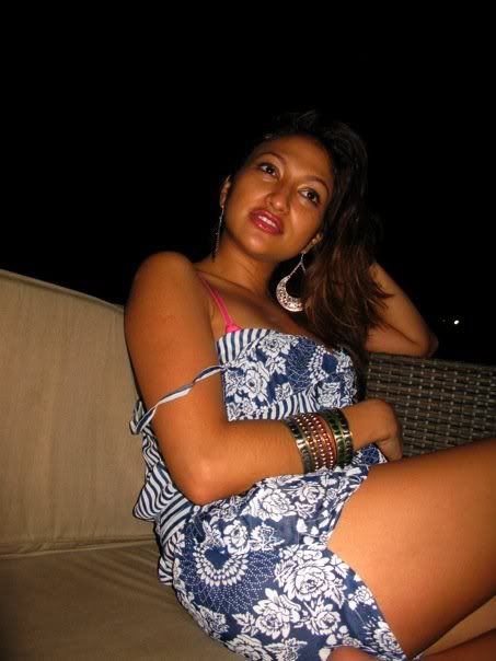 Wanita Cantik Dan Seksi Rahma Azhari On Sexy Pose