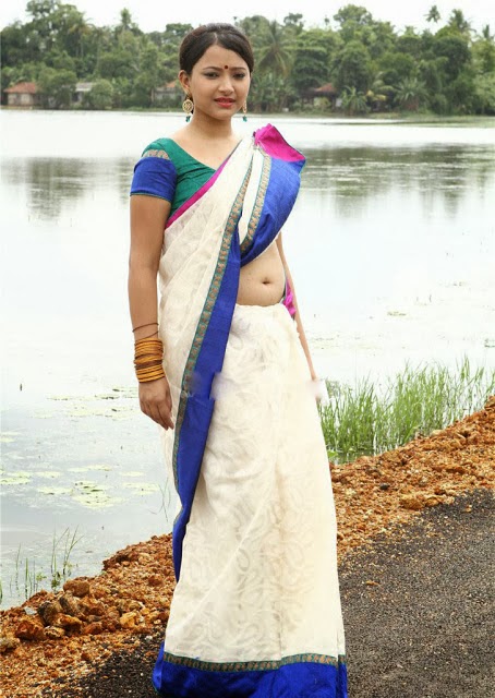 Sexy South Hot Actress Swetha Basu Prasad Saree Pallu Drop