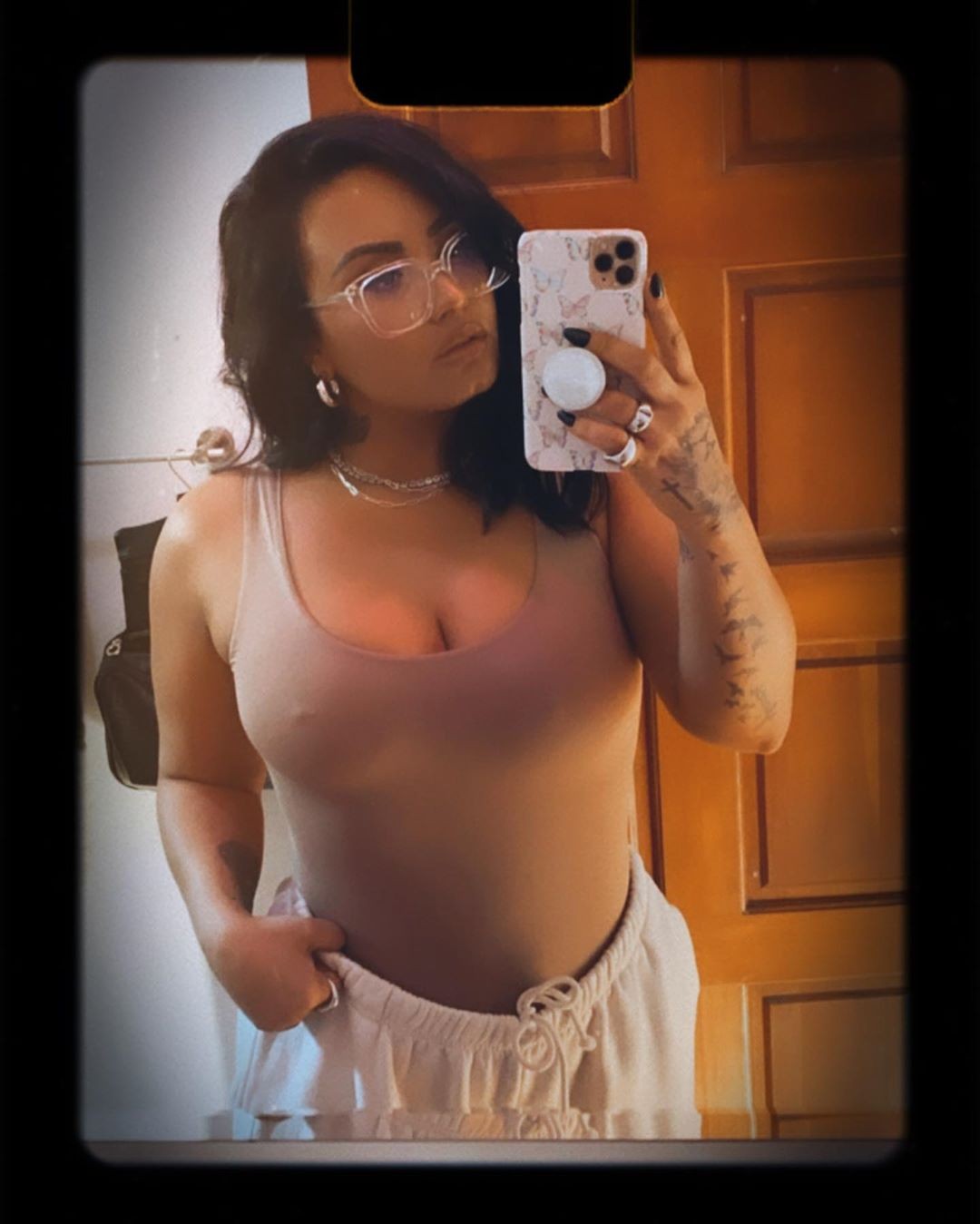 Demi Lovato Sexy Selfie With No Bra 2 Photos The Fappening
