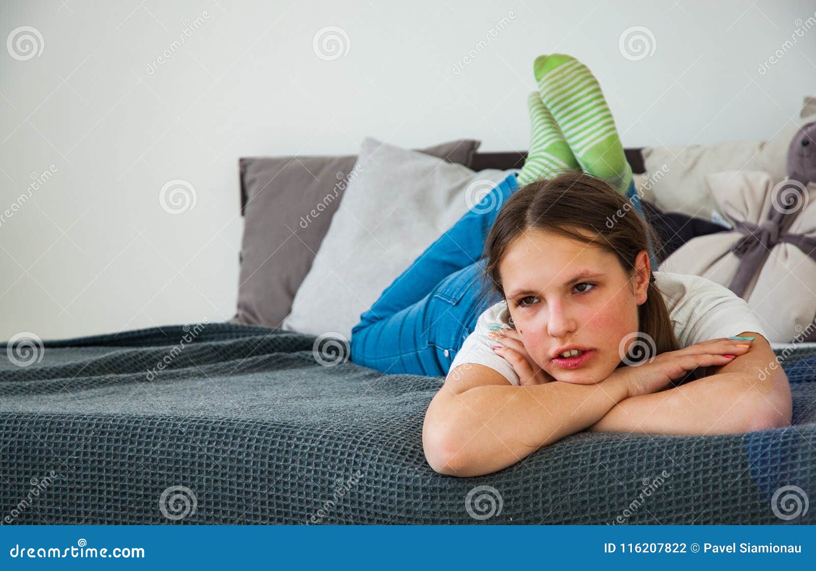 Tiener Die In Jeans In Haar Bed Leggen Stock Foto Image Of Persoon