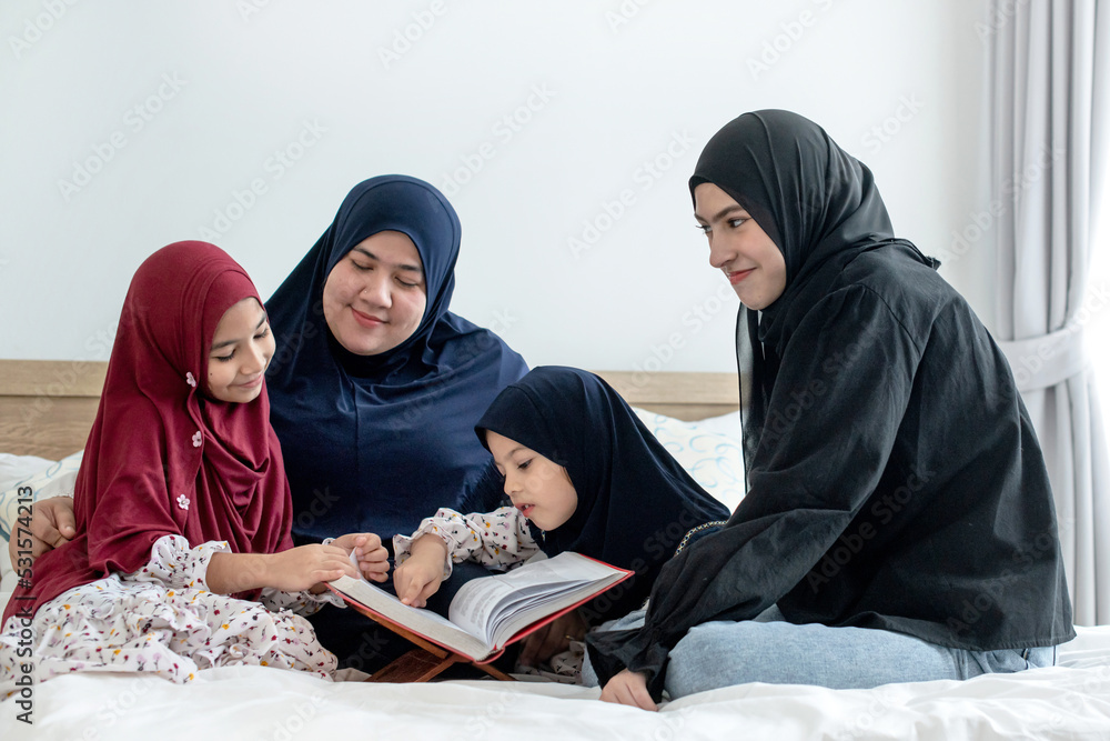 Foto De Muslim Mothers Teach Their Daughters To Read The Quran At Home