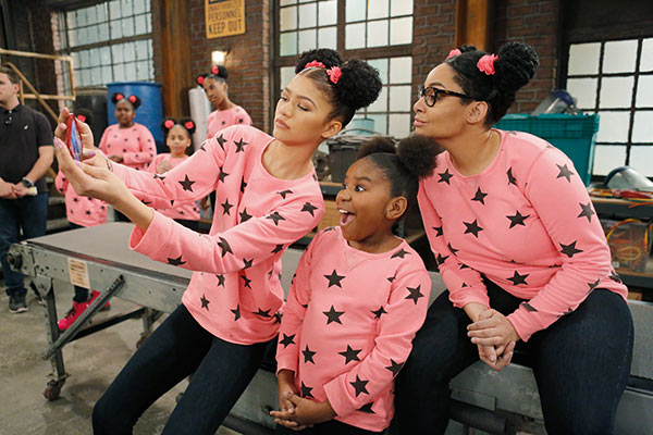 Pics Raven Symoné On ‘kc Undercover Behind The Scenes Of Her