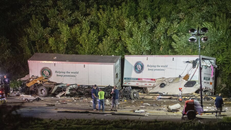 5 Killed When Rv Blows Tire Crashes Head On Into Tractor Trailer Ntd