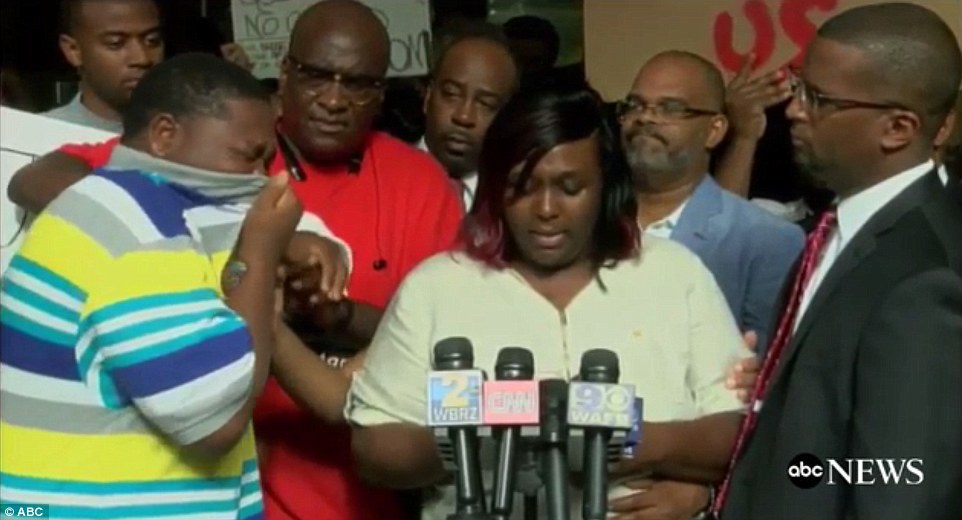 Alton Sterlings Son Breaks Down And Cries At Press Conference Daily
