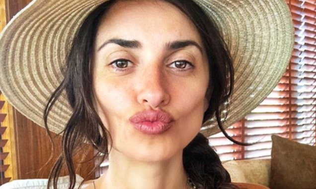 Penelope Cruz Makeup Free In Rare Selfie During Dubai Trip Daily Mail