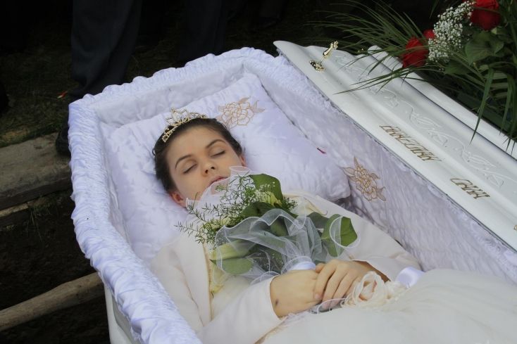 Andreea Brazovan In Her Open Casket During Her Burial In 2020