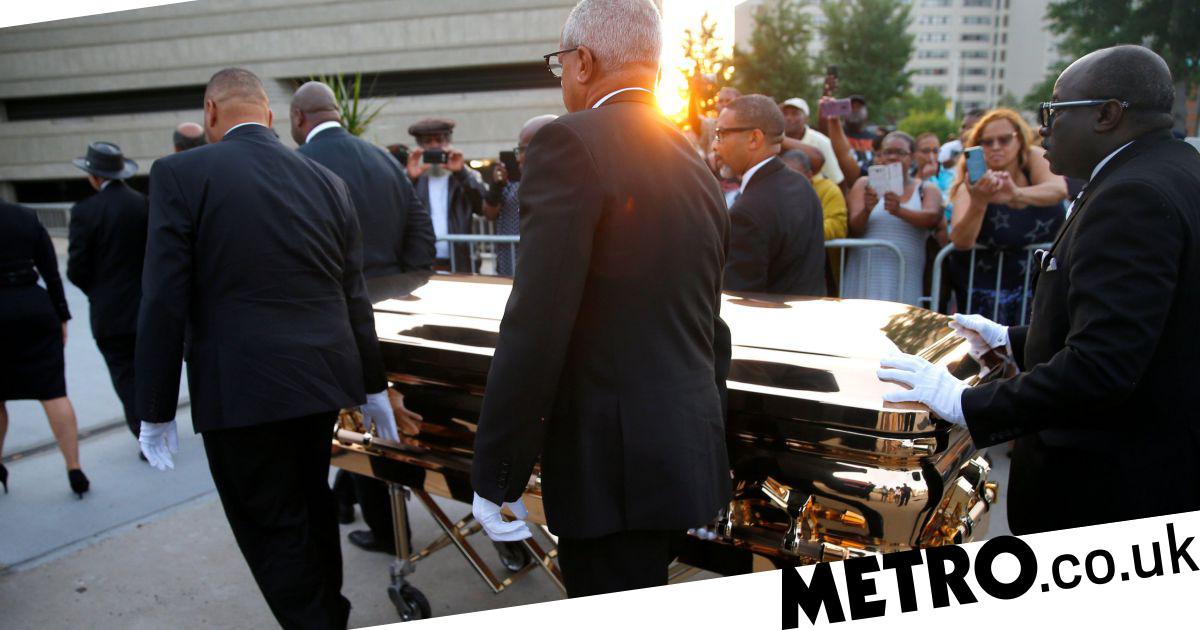 Aretha Franklins Open Casket Draws Hundreds Of Fans Who Show Respect