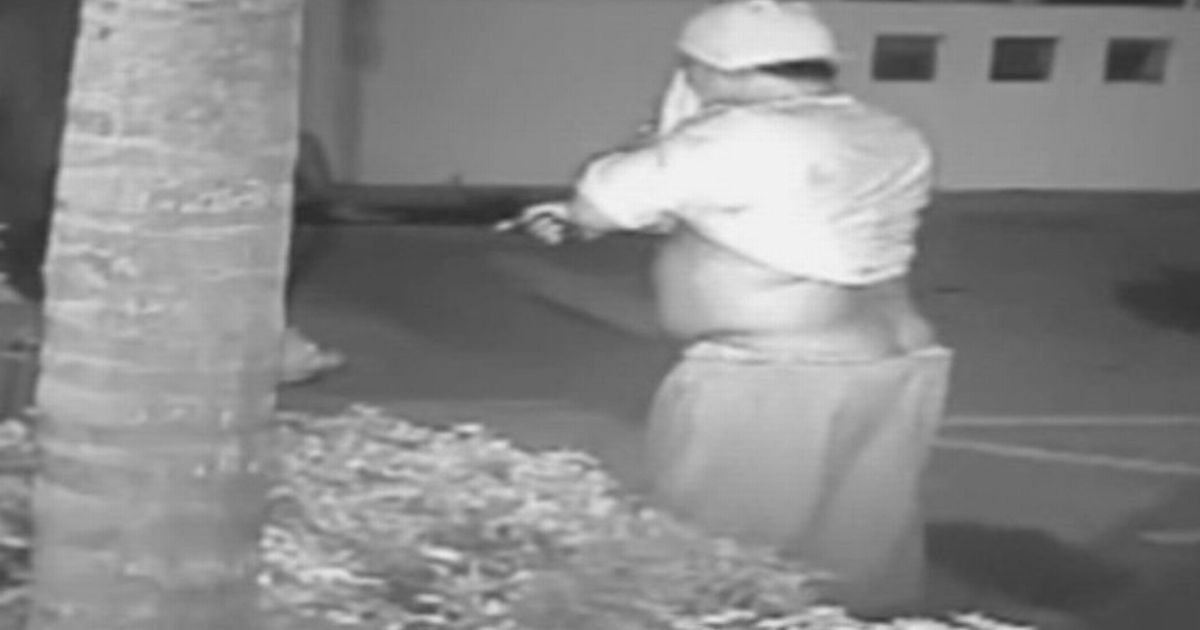 Butt Crack Bandit Manhunt For Mooning Criminal Filmed Robbing Couple