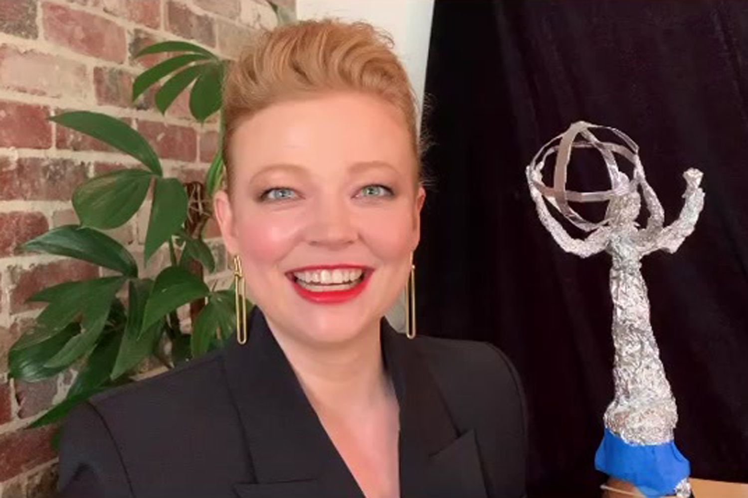 Emmys 2020 Successions Sarah Snook Makes Tin Foil Trophy
