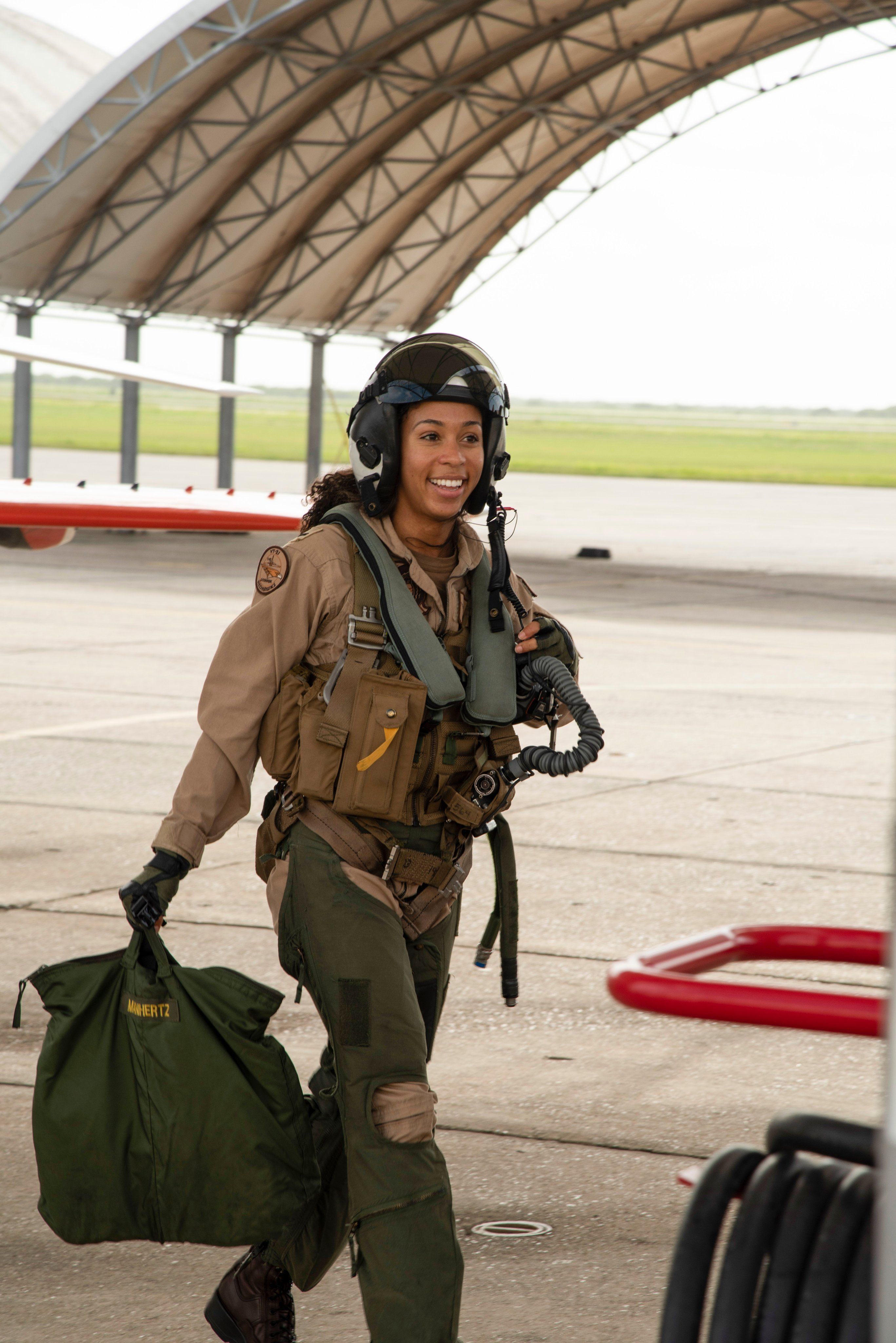 Us Navys First Black Female Fighter Pilot Ltjg Madeline Swegle Graduates