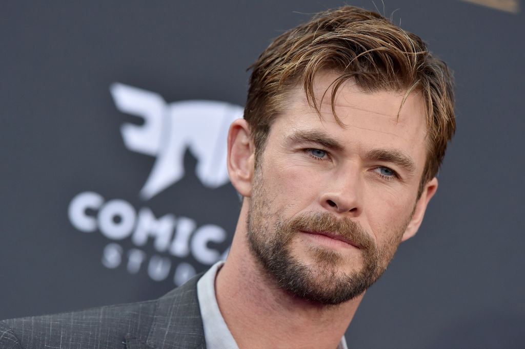 Just Chris Hemsworth Going To Epic Lengths To Sign Autographs