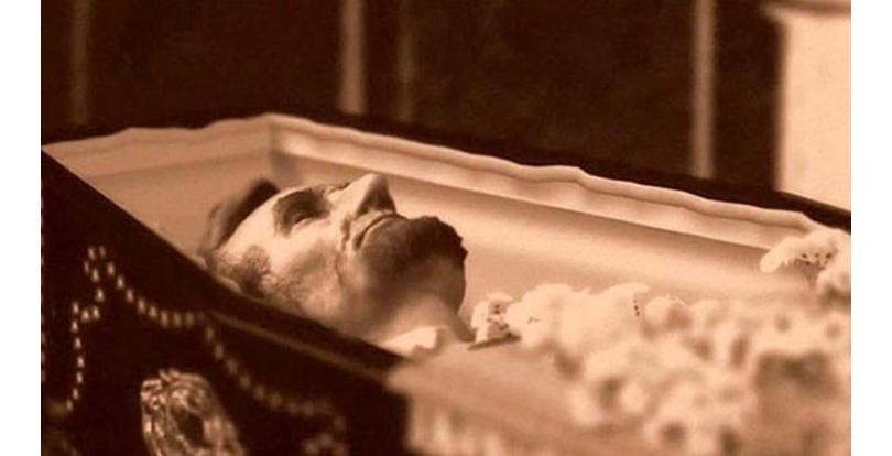 Myndblow 23 Photos Of Celebrity Open Casket Funerals That Will Shock You