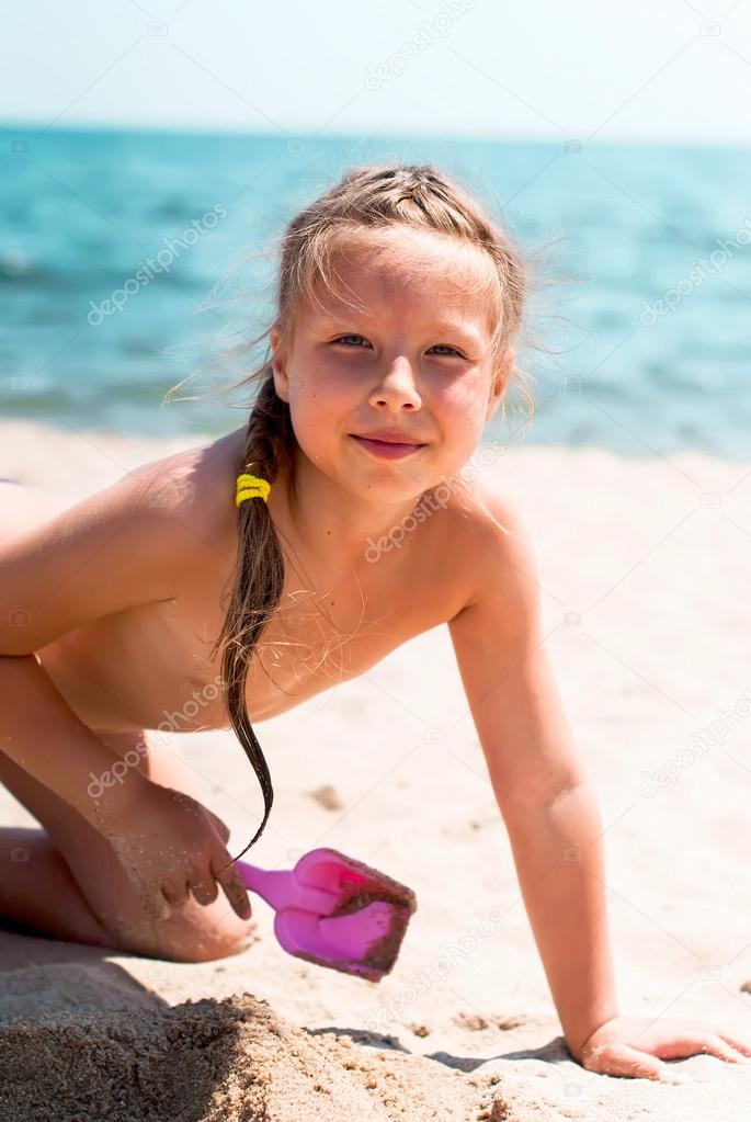 Gelukkig Meisje Op Het Strand — Stockfoto © Vi Mart 78278524