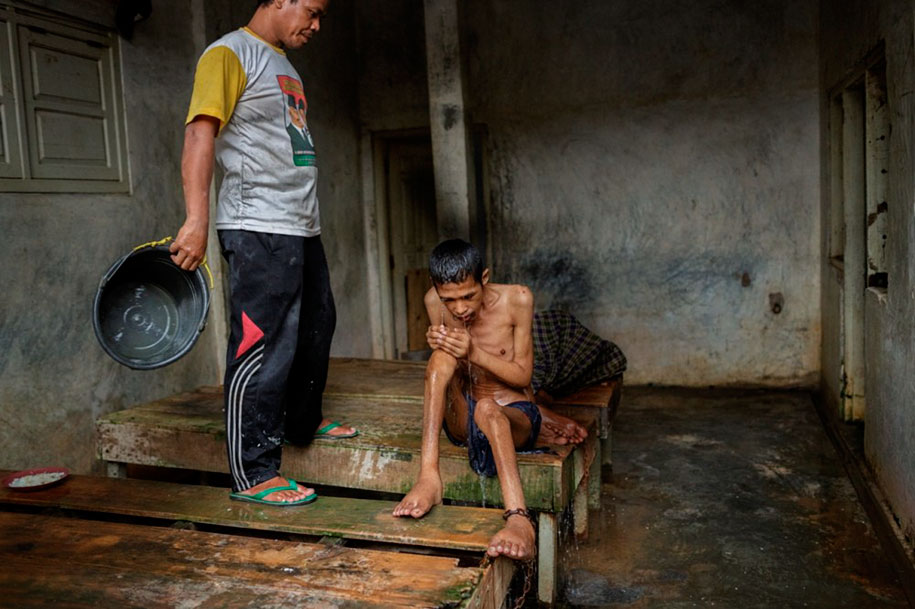Shocking Photos Of Indonesias Mentally Ill Patients Show People