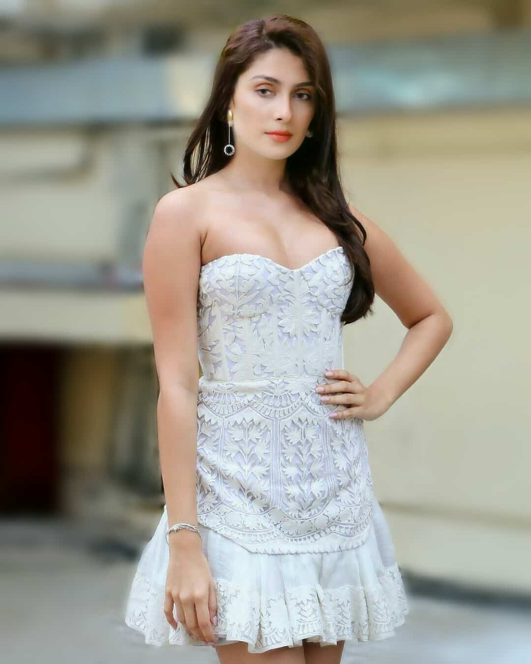 Sexy N Spicy Indian Actress Ayeza Khan Hot Binini Images